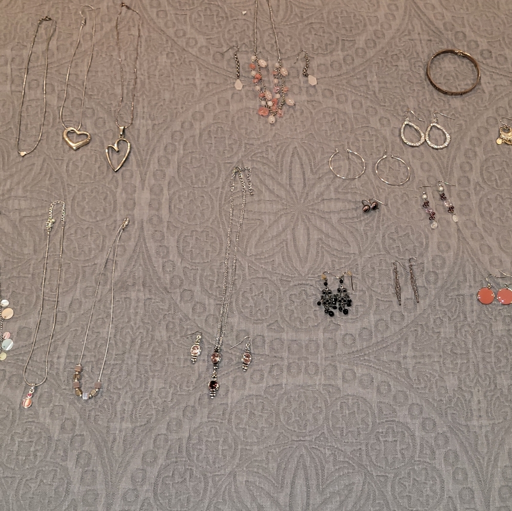 Mixed jewelry, 9 necklaces, 1 bracelet, 13 sets of earrings